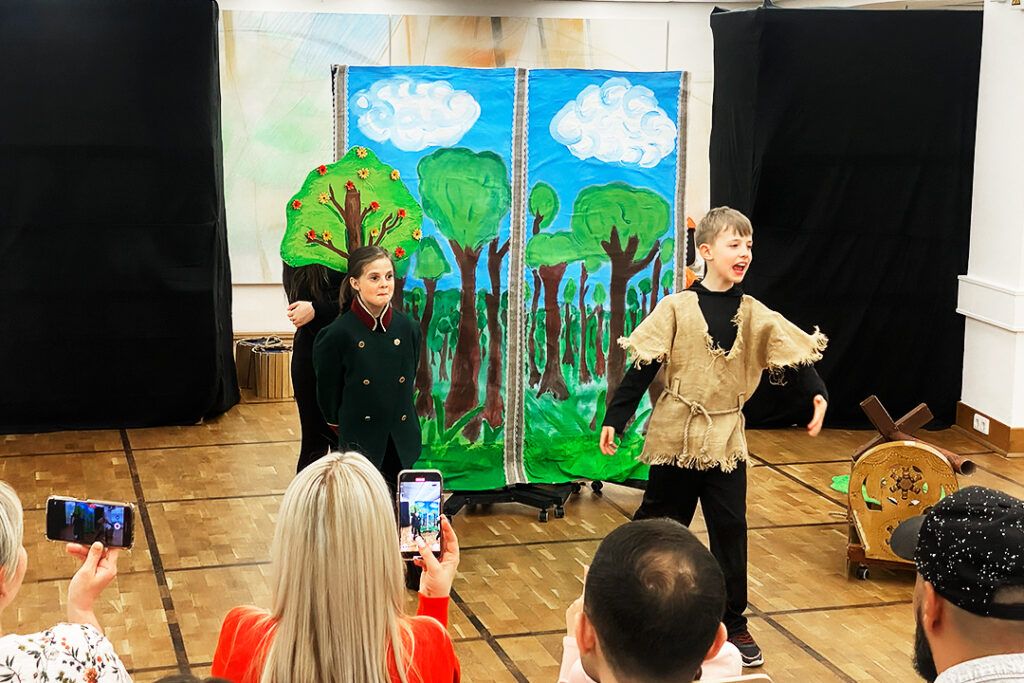 Der Hauptheld des Stücks, Emelya, und der Herold des Zaren, der an einen Baum gefesselt ist. Die Rollen werden von Schülern der Kinderschauspielschule Balaganchik gespielt.