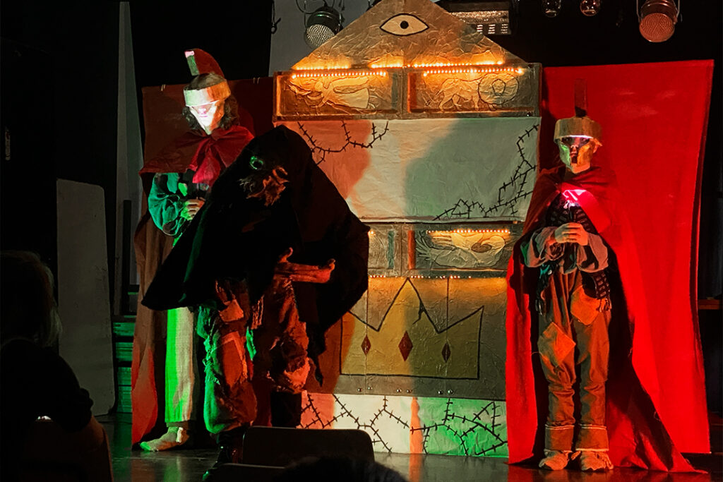 Szene, in der der Tod vor dem Hintergrund des Palastes von König Herodes erscheint. Im Hintergrund sind Soldaten Cäsars zu sehen.